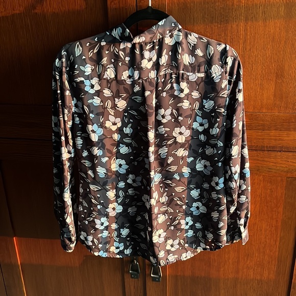 🔥LAST CHANCE 2/$15🔥 LOFT Grey and blue flowered blouse - Picture 5 of 6